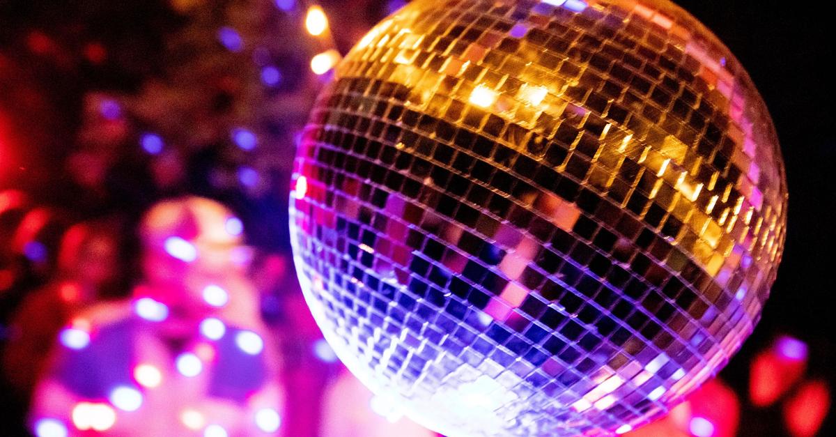 Dresscode-Kosten-Kater-Was-bei-der-Weihnachtsfeier-gilt