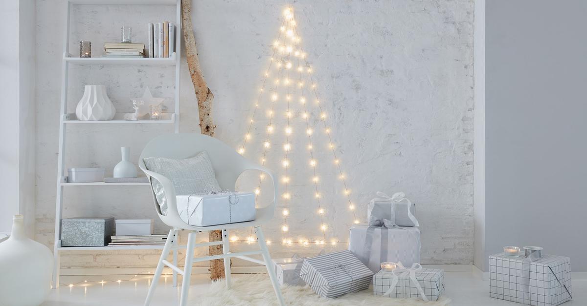 Einfache-DIY-Variante-leuchtender-Wand-Weihnachtsbaum