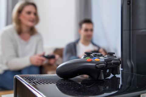 Frau und Mann spielen Videospiel