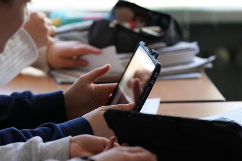 Tablets im Klassenzimmer sind schon recht verbreitet. KI im Unterricht will einer Umfrage zufolge aber nur etwa ein Drittel (34 Prozent) der 14- bis 19-jährigen Schülerinnen und Schüler nutzen dürfen.
