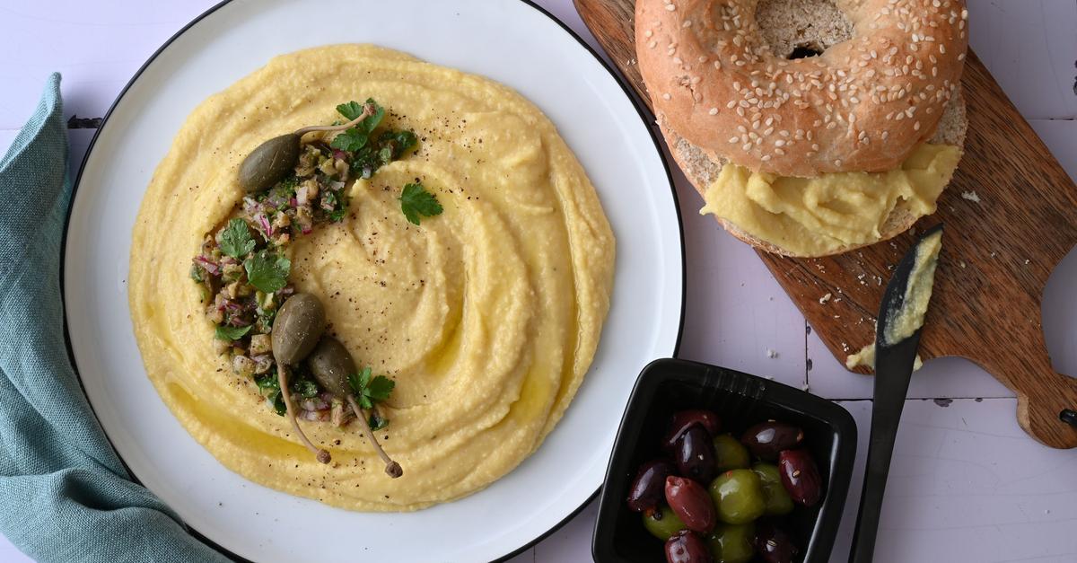 Perfekt-zum-knusprigen-Bagel-Linsen-Dip-mit-Oliven-Tapenade
