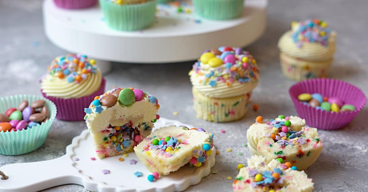 Konfetti-paletti-Funfetti-Cupcakes-mit-Frosting