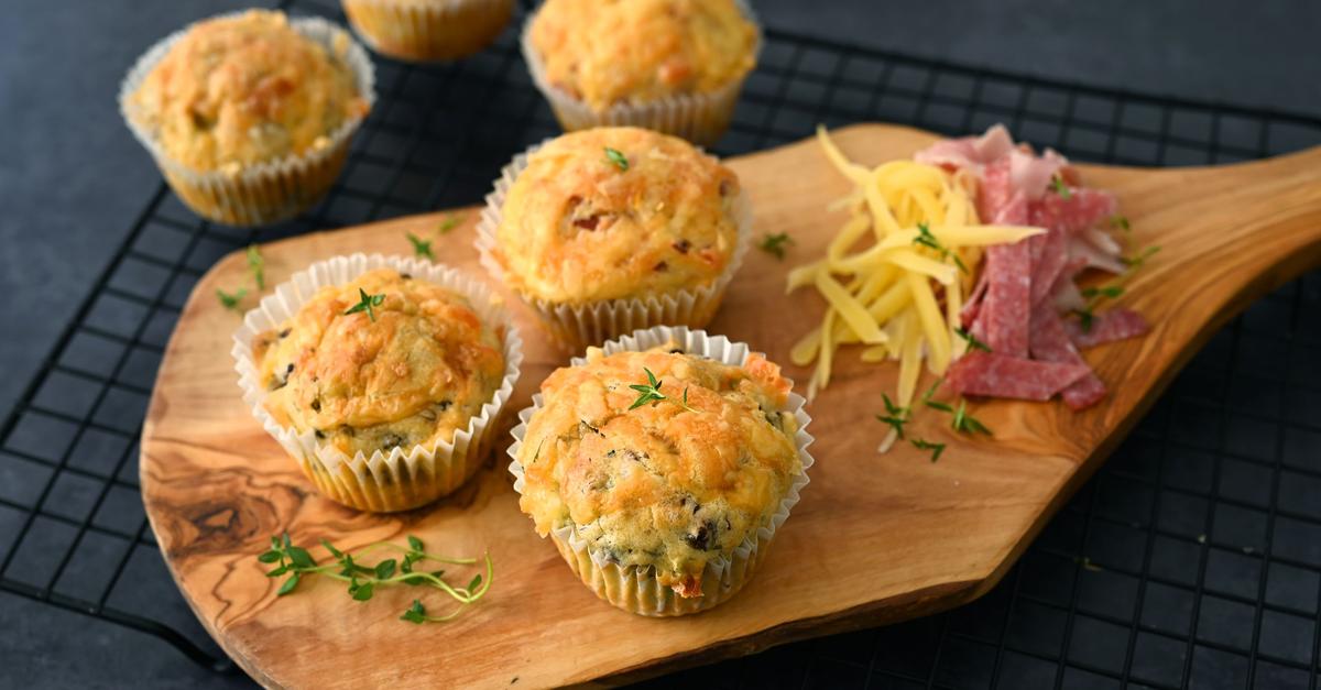 Klassiker in klein: Pizza-Muffins mit Schinken und Salami