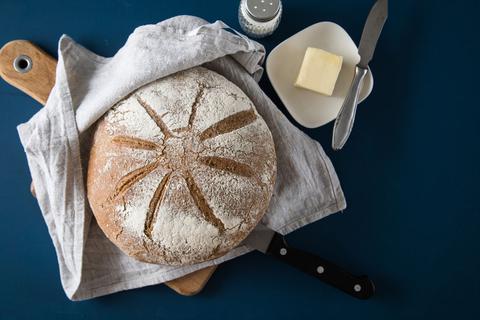 Bei Ihnen bleibt immer mal wieder altes Brot übrig? Gut, daraus lässt sich direkt ein neues backen. © Christin Klose/dpa-tmn