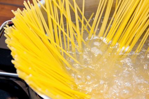 Ein Kochtopf mit Spaghetti.