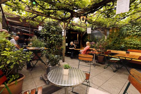 Der Hof bei „Rühmann‘s“ ist mit seinem Weinlaub-Dach ein Idyll. Foto: Andreas Kelm