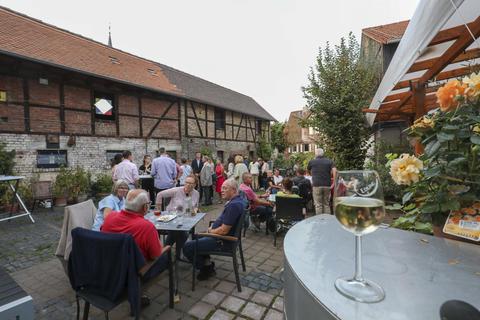 Roßdörfer Gemütlichkeit: In Edlings Weingarten gibt es Sitz- und Stehplätze. Foto: Guido Schiek