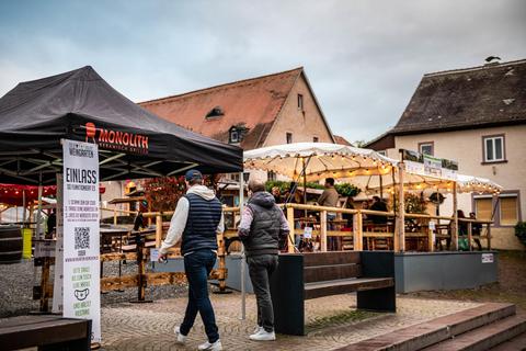 Der Weingenuss im Freien hat aktuell keine Chance: Blick in den Pop-Up-Weingarten auf dem Bensheimer Marktplatz an seinem letzten Betriebstag. Foto: Sascha Lotz