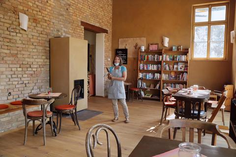 Das Café in der ehemaligen Schmiede ist neu eingerichtet. Wie Silke Kunkel, Mitglied der Betriebsleitung, berichtet, gibt es auch Neuheiten auf der Speisekarte. Foto: Andreas Kelm