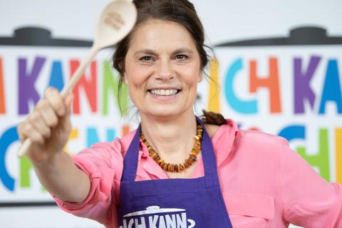 Gemeinsam mit der Barmer Krankenkasse hat Sarah Wiener über ihre Stiftung die Initiative „Ich kann kochen!“ gegründet. © Sebastian Kahnert/dpa-Zentralbild/dpa