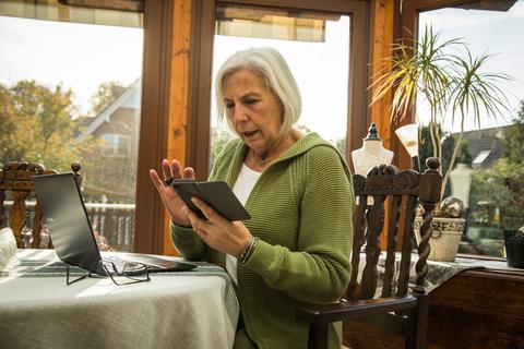 Eine ältere Frau am Smartphone