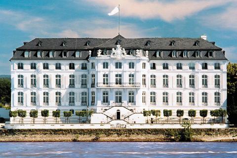 Die eindrucksvolle Fassade von Schloss Engers vom Rhein aus betrachtet.