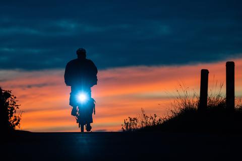 Besonders im Herbst und Winter kommt es beim Radfahren auf die richtige Beleuchtung an. Foto: dpa