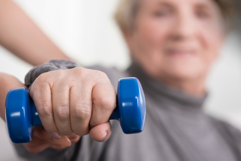 Ein Ganzkörpertraining, mal mit Hantelgewichten, mal mit Übungen aus dem Bereich der Gymnastik, hilft Senioren dabei, ihre Muskulatur fit zu halten. Foto: Photographee.eu - Fotolia