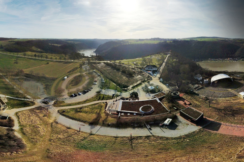 Auf dem Loreleyplateau über dem Rhein bei St.Goarshausen wird gebaut (Luftaufnahme mit einer Drohne). Das Welterbe-Tal hofft auf positive Veränderungen durch die hier geplanten Bundesgartenschau (Buga) 2029. Die Loreley soll ein zentraler Bezugspunkt der dezentralen Blumenschau sein.  Foto: Thomas Frey/dpa