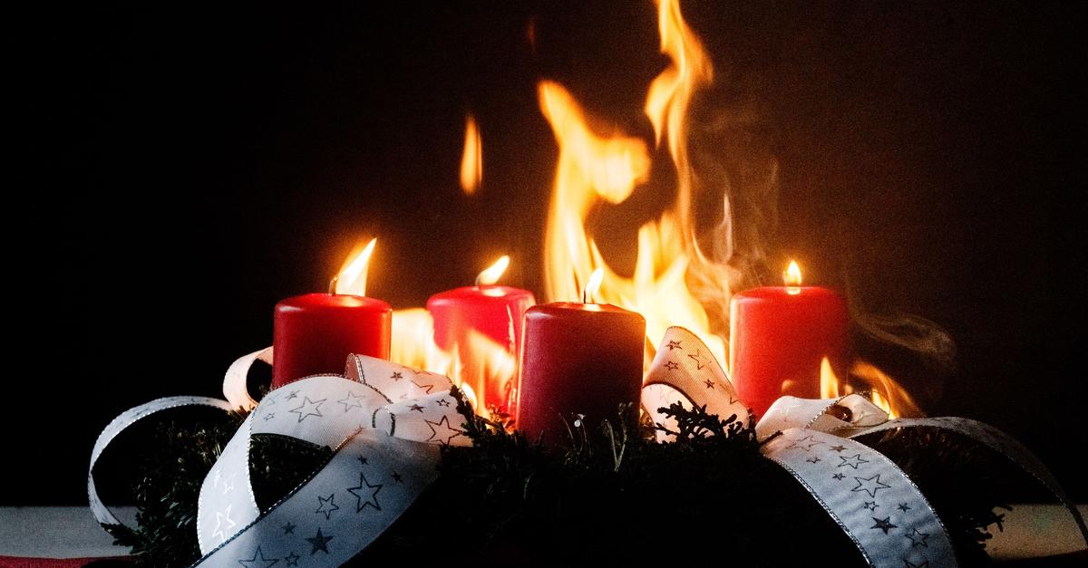 Vorbeugen-Damit-auf-dem-Adventskranz-nur-die-Kerzen-brennen