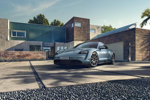 Auch der 4S, das „Basismodell“ des Porsche Taycan, reißt beim Kaufpreis die 100  000-Euro-Latte deutlich. Foto: Porsche