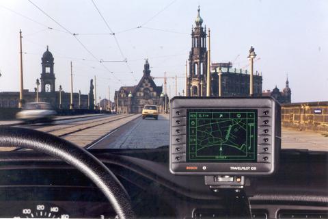 Vor 25 Jahren bot die Bosch-Tochter Blaupunkt das erste Navi zum Nachrüsten an. Es bezog seine Daten noch von Radsensoren und einem Kompass. Foto: dpa/Bosch