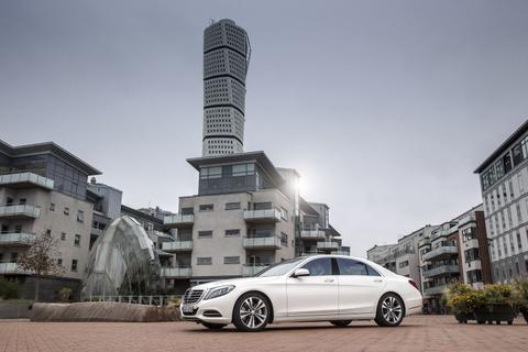 Der S 500 Plug-in Hybrid in Malmö. Innerhalb von Stadtgrenzen versucht die intelligente Bordelektronik, die Luxuslimousine nach Möglichkeit rein elektrisch anzutreiben. Foto: Mercedes