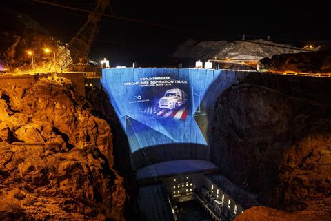 Der Hoover Dam diente für die Präsentation des Freightliners als Projektionsfläche, die die Größe von zehn Fußballfeldern hat. Foto: Daimler