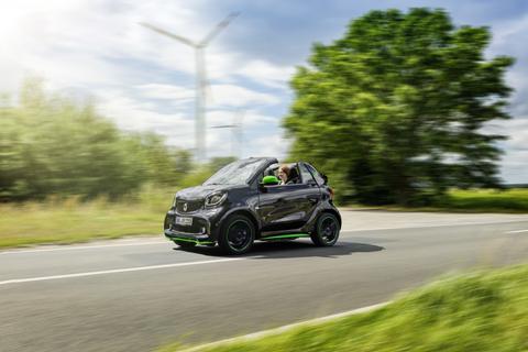 Grüne Ausfahrt ins Grüne: Der smart electric drive fährt - wie alle Stromer - lokal emissionsfrei. Foto: Smart