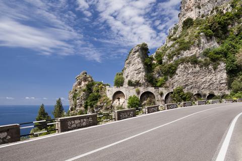 Auf der Straße entlang der italienischen Amalfiküste hat man nicht viele Gelegenheiten, die Landschaft zu bewundern. Bei einer ADR von 1,3:1 muss man hier gehörig "kurbeln". Foto: Avis