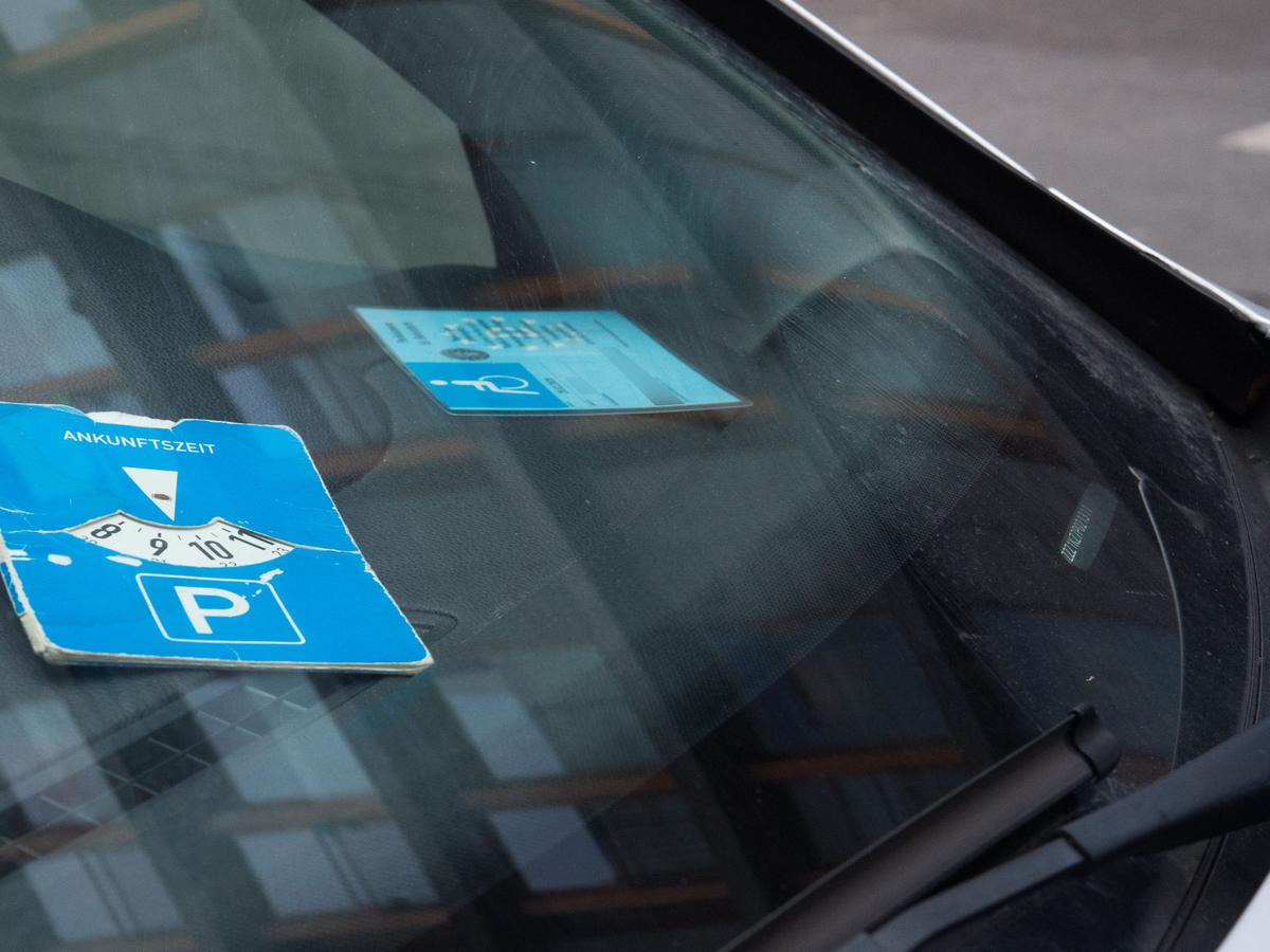 Urteil: Wann ist ein Parkausweis gut sichtbar? - Auto