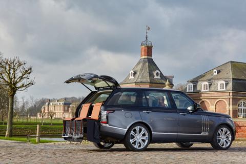 Halb im Auto, halb in der Natur: Das Event-Sitzsystem im Range Rover SVAutobiography kommt dem Faible der Briten, ein Ereignis bei einem Glas Champagner aus dem Wagen heraus zu beobachten, entgegen. Foto: Jaguar Land Rover