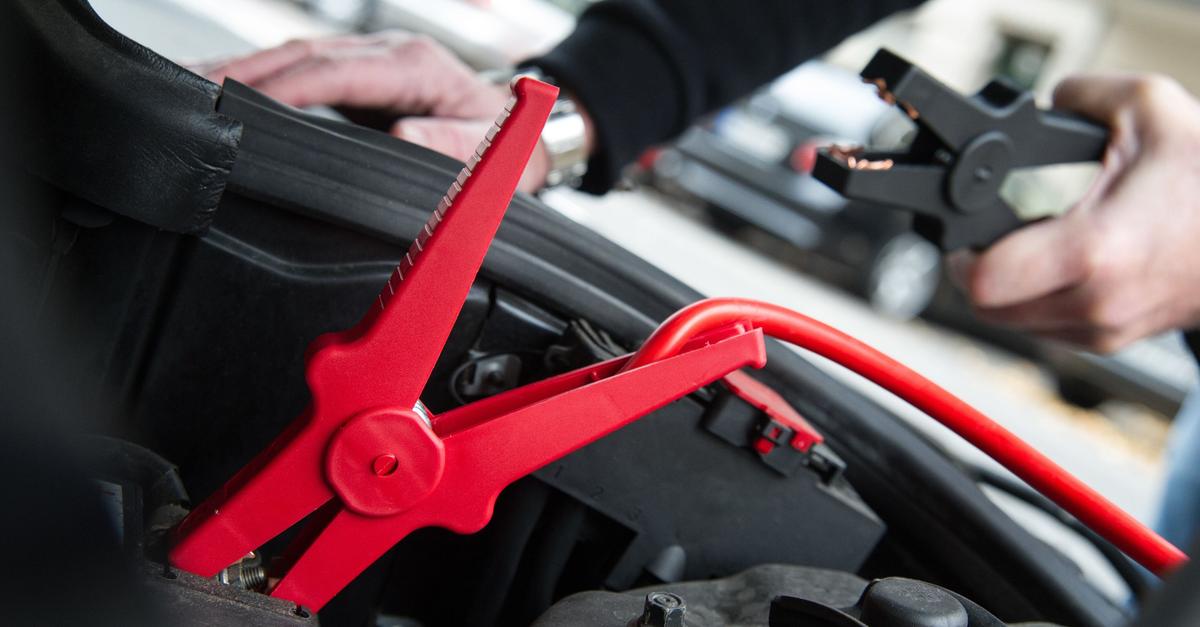 Erst-Plus-oder-erst-Minus-So-geben-Sie-richtig-Starthilfe