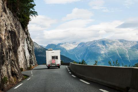 Freiheit pur: Mit dem Wohnmobil durch Norwegen. Autoreisen bleiben sehr beliebt, sind sich Veranstalter einig. Profitieren werden zudem die nordischen Länder, da hier individuelle Naturerlebnisse im Fokus liegen. Foto: nanisimova - stock.adobe