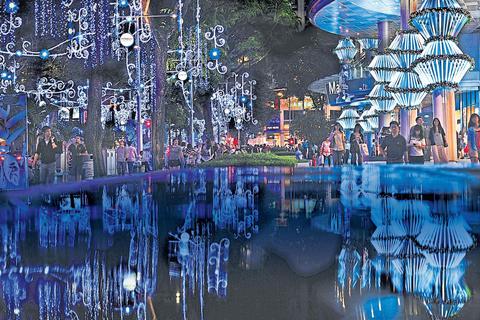 Zu Weihnachten putzt sich die Utopia-Stadt selbst  bei 30 Grad alljährlich  besonders heraus. Foto: Singapur Tourism Board