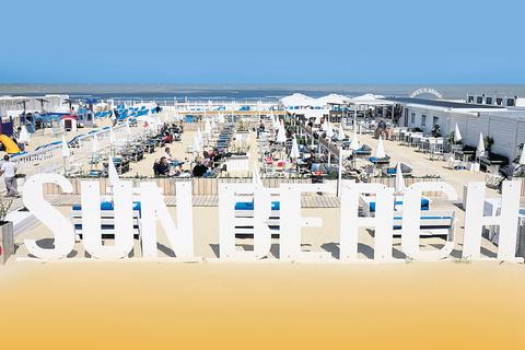 Auch in den Strandcafés in Blankenberge gelten die Abstandsregeln. Foto: Günter Schenk