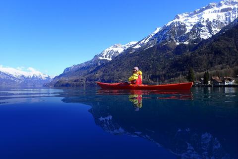 Geht auch im Winter: Wassersport auf dem Brienzersee. Foto: Interlaken Tourismus