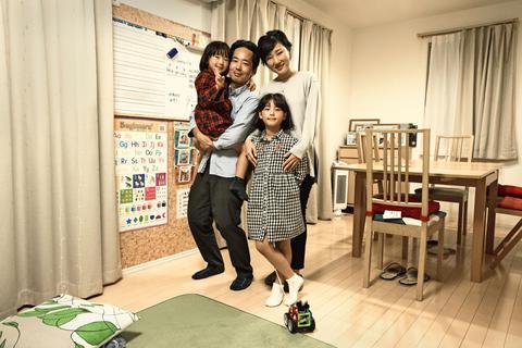 Motoki, seine Frau Masako  Kanehira und ihre beiden  Töchter Miyako (9) und  Mako (6) haben gerne Fremde  zu Gast in ihrem Zuhause. Foto: Sascha Rettig