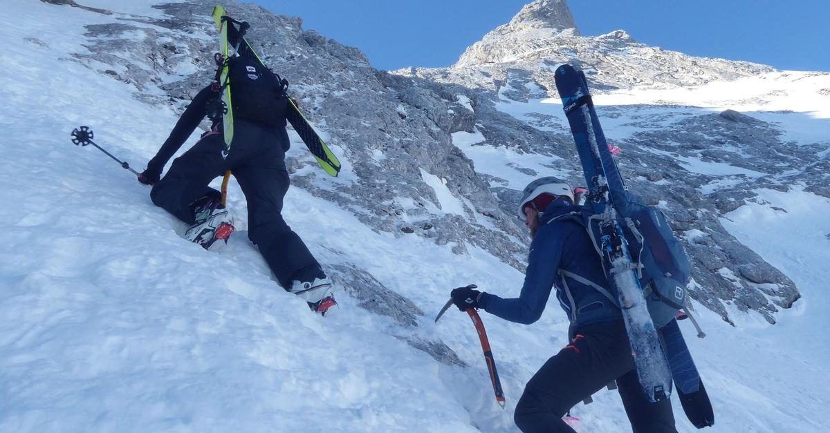 Was-Skifahrer-im-freien-Gel-nde-im-Rucksack-haben-sollten