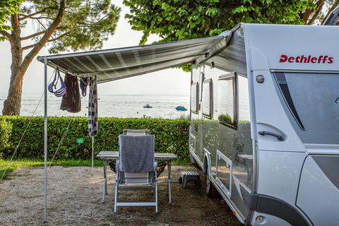 Camping Key Europe: Schutz und viele Vorteile im Campingurlaub / Rabatte auf über 2.500 Campingplätzen / Versicherungspaket für Camper / CKE als Ausweisersatz / Preisvorteile bei Campingausrüstung / Schöne Aussichten: Campingfreude sicher, preiswert und erholsam. Weiterer Text über ots und www.presseportal.de/nr/122834 / Die Verwendung dieses Bildes ist für redaktionelle Zwecke honorarfrei. Veröffentlichung bitte unter Quellenangabe: "obs/ADAC SE/PiNCAMP" Foto: PiNCAMP/ADAC SE/obs
