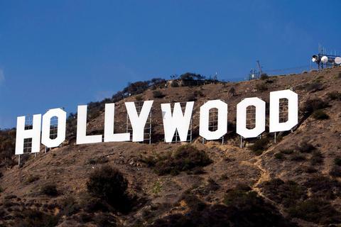 Der berühmte Schriftzug „Hollywood“ in den Hollywood Hills bekommt rechtzeitig vor seinem 100-jährigen Jubiläum noch einen frischen Anstrich.