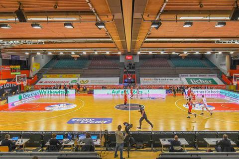 An Spieltagen sind 170 Zuschauer in der Gießener Osthalle zugelassen. An diesem Wochenende bliebt die Halle der Gießen 46ers aufgrund der coronabedingten Absage gänzlich leer. Foto: Michael Schepp 