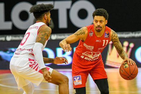 Erneut auf der Verliererstraße: Diante Garrett (r.) und die Gießen 46ers müssen sich Alex Hamilton ind Bonn geschlagen geben. Foto: Schepp 
