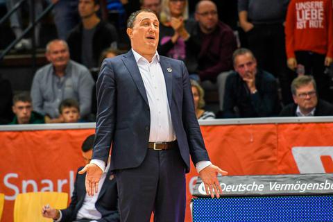 Sprachlos: Branislav Ignjatovic, Trainer der Gießen 46ers, kann die Schiris im Duell gegen Hagen nicht verstehen. © Michael  Schepp