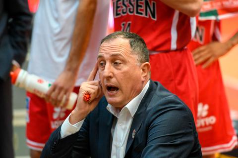 Alles eine Frage des Kopfes: Trainer Branislav Ignjatovic feiert mit den Gießen 46ers einen Auswärtssieg bei den Nürnberg Falcons. Foto: Michael Schepp 