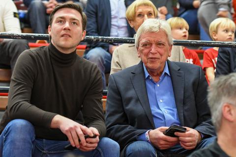 Dauerkarte auf Lebenszeit: Ex-Ministerpräsident Volker Bouffier (r.), hier gemeinsam mit seinem Sohn Frederik, verpasst nahezu kein Heimspiel der Gießen 46ers in der Osthalle.