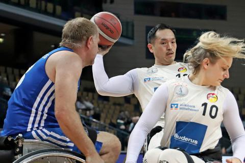 Erfolgreicher Block: Catharina Weiß (vorne) macht den Weg frei für Reo Fujimoto, der für den RSV Lahn-Dill gegen Schlusslicht Baskets Hamburg zum Topscorer avanciert. © Armin Diekmann