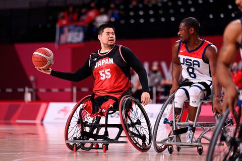 Gerade noch im Kampf um Gold bei den Paralympics in Tokio, demnächst wieder in Wetzlar gemeinsam auf der Platte: Japans Hiroaki Kozai (l.) und US-Boy Brian Bell.  Foto: imago 