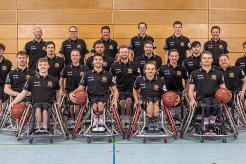Zum deutschen Herren-Kader für die Rollstuhlbasketball-WM in Dubai gehören mit Thomas Böhme (mittlere Reihe, 4.v.l.) und Matthias Güntner (mittlere Reihe, 5.v.l.) auch zwei Spieler vom RSV Lahn-Dill.