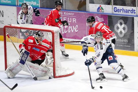 Goalie Felix Bick und seine Bad Nauheimer Mitstreiter streben heute einen Heimsieg über Aufsteiger Deggendorf an. Foto: Storch 