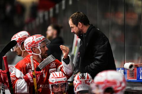 Harry Lange (r., hier im Gespräch mit Andreas Pauli) muss ausgerechnet an seinem Wiegenfest nach langer Zeit mal wieder ohne Geschenke in Form von Punkten von einem Auswärtsspiel zurück in die Wetterau reisen. Foto: Florian Dehn 