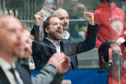 Sinnbild für seine Entscheidung: Harry Lange bleibt auch in der kommenden Saison Trainer des Eishockey-Zweitligisten EC Bad Nauheim. © imago