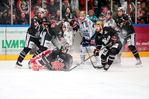 Zwischen den Löwen Frankfurt und den Kassel Huskies geht es traditionell hoch her. Archivfoto: Storch 