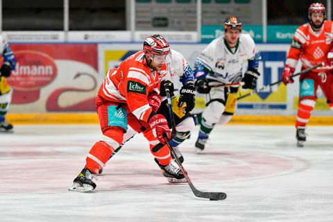 James Arniel erzielt in der Schlussphase die Tore zum 4:3 und 5:3 für den EC Bad Nauheim und damit die Vorentscheidung zum Sieg gegen die Bietigheim Steelers. Doch am Sonntag in Ravensburg gehen er und der EC unter.  Foto: Chuc 